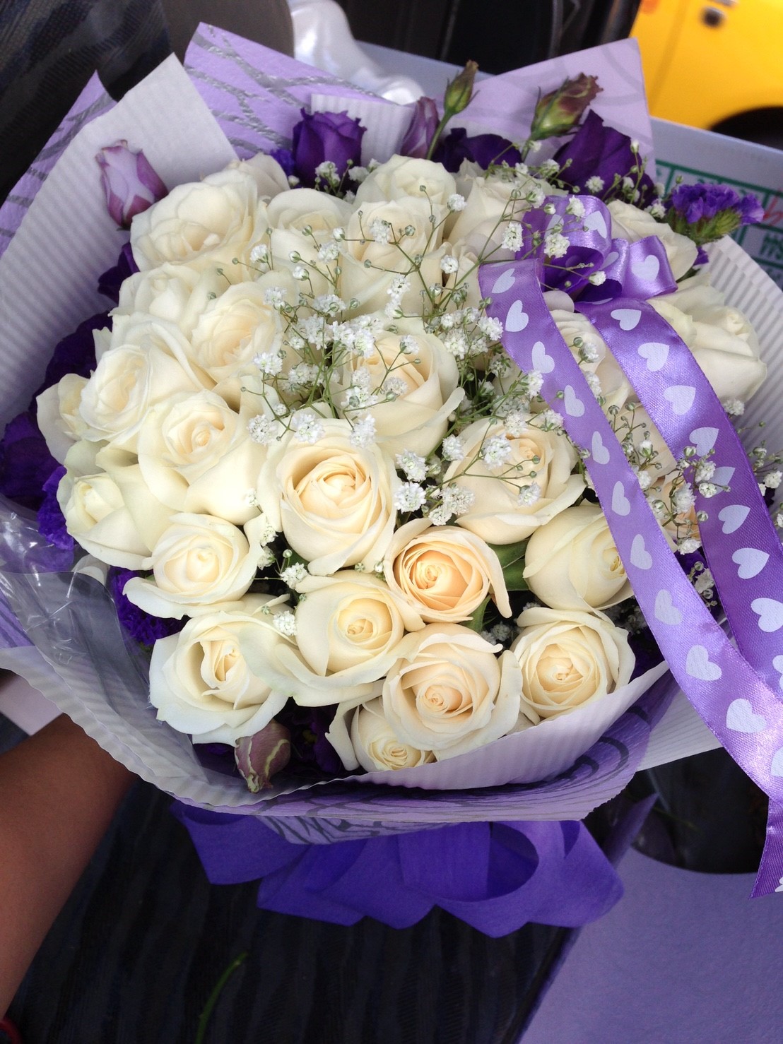 花瓣玫瑰与礼品盒在桌子上。情人节理念背景高清摄影大图-千库网